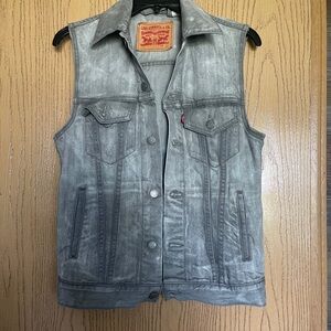 Levi sleeveless button-down vest